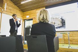 Matthias Funken präsentiert den Entstehungsprozess des Gebäudes im Hörsaal