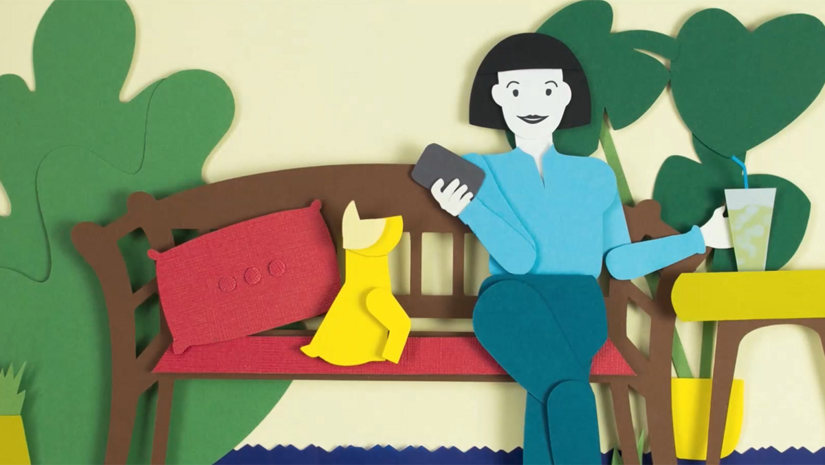 Frau im Stil eines Scherenschnitts sitzt auf einem Sofa und hat ein Handy in der Hand