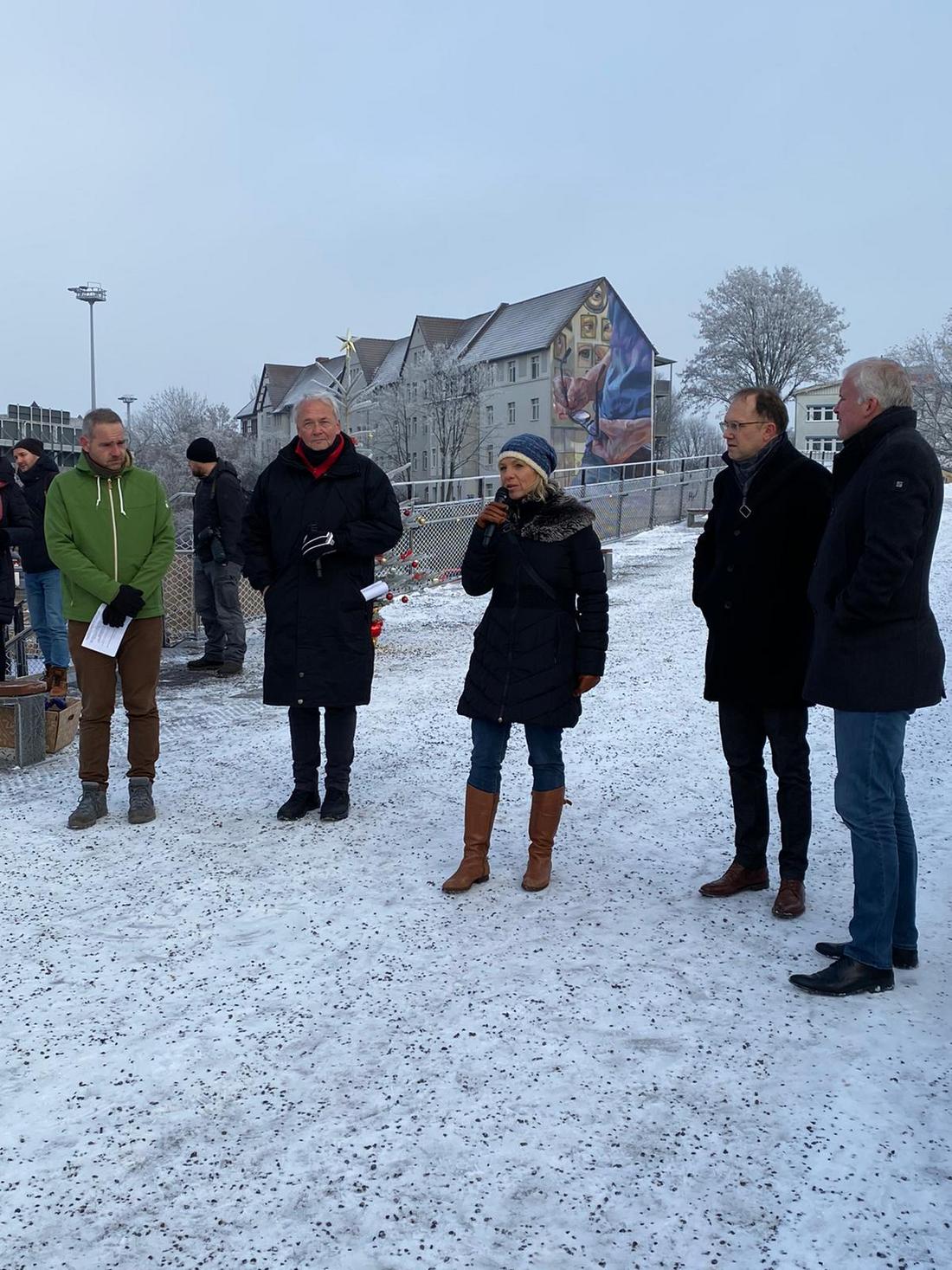 Matthias Bärwolff, Beigeordneter für Bau, Verkehr und Sport der Stadt Erfurt Alexander Reintjes, Leiter Tiefbau- und Verkehrsamt Erfurt Chefin Tobias J. Knoblich, Beigeordneter für Kultur und Stadtentwicklung der Stadt Erfurt Oberbürgermeister Andreas Bausewein stehen auf neu freigegebener Brücke
