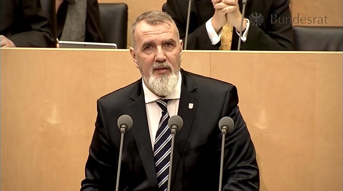 Minister Steffen Schütz spricht im Bundesrat