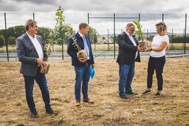 Raimund Scheja (Erster Beigeordneter, Kyffhäuserkreis), Mathias Strejc (Bürgermeister, Bad Frankenhausen), Torsten Blümel (Bürgermeister, Artern) bekommen Jungbäume als Gastgeschenk