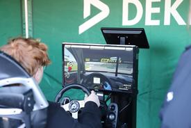 Ein Berufschüler übt die Geschicklichkeit seiner Fahrkünste am einem Fahrsimulator.