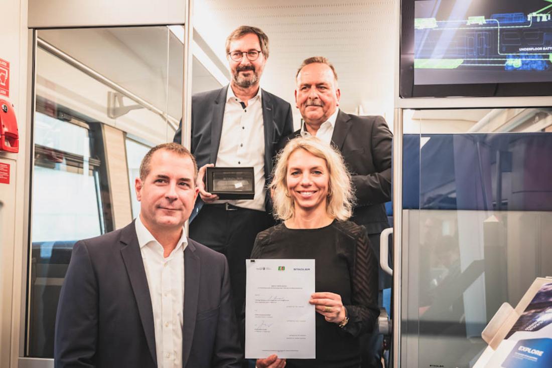 Ministerin Karawanskij, Michael Hecht von der Erfurter Bahn und zwei Vertreter von Stadler präsentieren die unterzeichnete Absichterklärung in einem RS ZERO-Triebwagen auf der InnoTrans Messe in Berlin