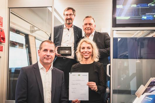 Ministerin Karawanskij, Michael Hecht von der Erfurter Bahn und zwei Vertreter von Stadler präsentieren die unterzeichnete Absichterklärung in einem RS ZERO-Triebwagen auf der InnoTrans Messe in Berlin