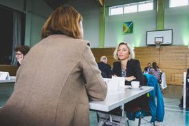 Ministerin Karawanskij im Austausch mit einer Teilnehmerin