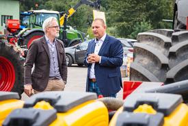 Minister Hoff im Gespräch mit Matthias Wiegand von der Agrargenossenschaft Straußfurt