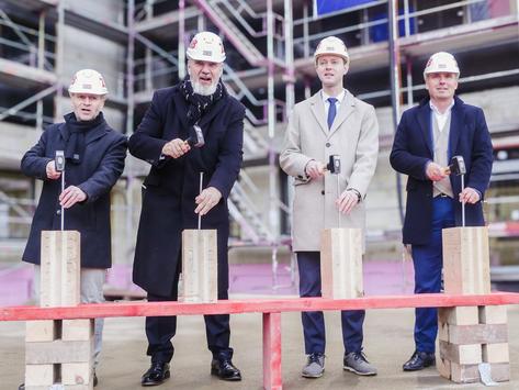 Minister Schütz beim Richtfest des neuen Dienstleistungszentrums für den Saale-Holzland-Kreis in Eisenberg