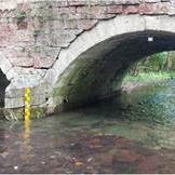 Brücke über einem Fluss mit LoRAWAN-Antenne