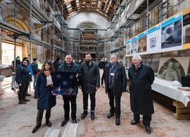 Staatssekretärin Barbara Schönig, Ministerpräsident Bodo Ramelow und weitere in der Schlosskapelle