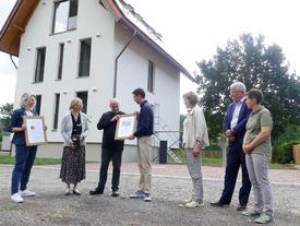 Ministerin Karawanskij übergibt eine Urkunde zur Nachhaltigkeitszertifizierung an das "Collin Projekt" Frankenroda. | Foto: K. Müller (TMIL)