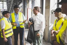 Schleusingens Bürgermeister Andre Henneberg im Gespräch mit der Ministerin und Geschäftsführer Nikolaus Wiegand