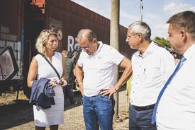 Ministerin Karawanskij mit den Bürgermeistern von Suhl, Zella-Mehlis und Schleusingen am Bahnhof Schleusingen