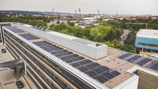 Photovoltaik-Anlage auf dem Dach des TMIL