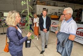 Ministerin Karawanskij überreicht einen jungen Baum als Gastgeschenk