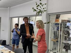 Ministerin Susanna Karawanskij überreicht das Gastgeschenk (einen Moorbirken-Setzling) an die Handwerksschule Erfurt. | Foto: D. Metzner (TMIL)