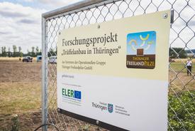 Schild am Versuchsgelände der Thüringer Freilandpilze GmbH