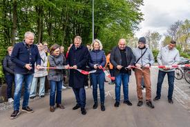 Ministerin Karawanskij und weitere Personen schneiden ein Absperrband durch