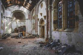 Innenansicht der verfallenen Schlosskapelle