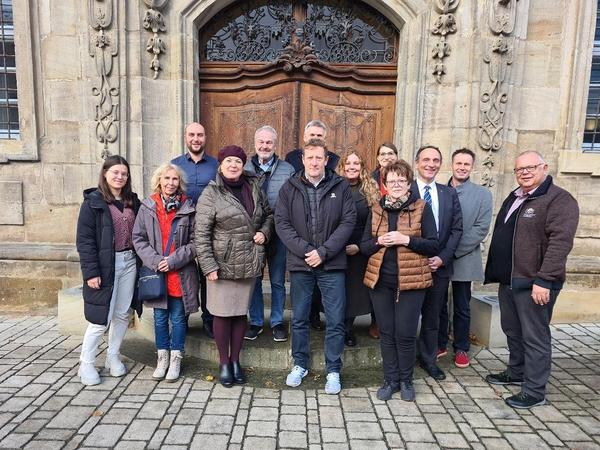 Gruppe aus Vertreter:innen der Städte Sonneberg und Neustadt bei Coburg sowie des TMIL