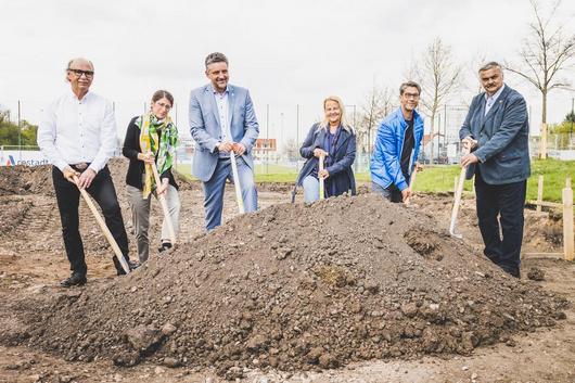 Architekt Prof. Dr. Joachim Casparius, Staatssekretärin Prof. Dr. Barbara Schönig, Bürgermeister Frank Spilling und weitere Repräsentanten der Arnstädter Stadtverwaltung