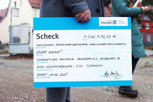 Symbolischer Förderscheck für Grundschule 3 in Erfurt