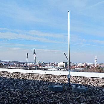 LoRAWAN-Antenne steht auf dem Dach eines Gebäudes.
