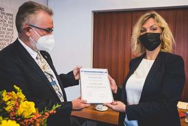 Ministerin Karawanskij überreicht die Ehrenurkunde "Ehrennadel in Gold" an Dipl.-Ing. Gunter Lencer