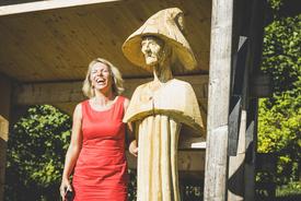 Ministerin Karawanskij neben einer Hexenskulptur aus Holz