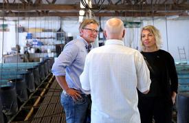 Herr Tautenhahn informiert über die Haltung der Forellen.