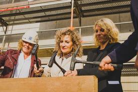 Nadine Kummer (HTI Greußen), Landtagspräsidentin Birgit Keller und Ministerin Susanna Karawanskij beim Einschlagen von Nägeln