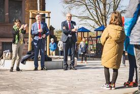 Auf dem Foto sind Bürgermeister Bohl, Staatssekretärin Prof. Schönig und Beigeordneter Schilling zu sehen.