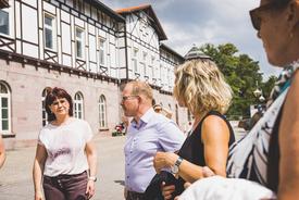 Ministerin Karawanskij besichtigt den Bahnhof Sondershausen mit Mitarbeitenden der Stadtverwaltung