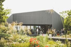 Außenansicht des Green Campus Hörsaalgebäudes mit Eingangsbereich