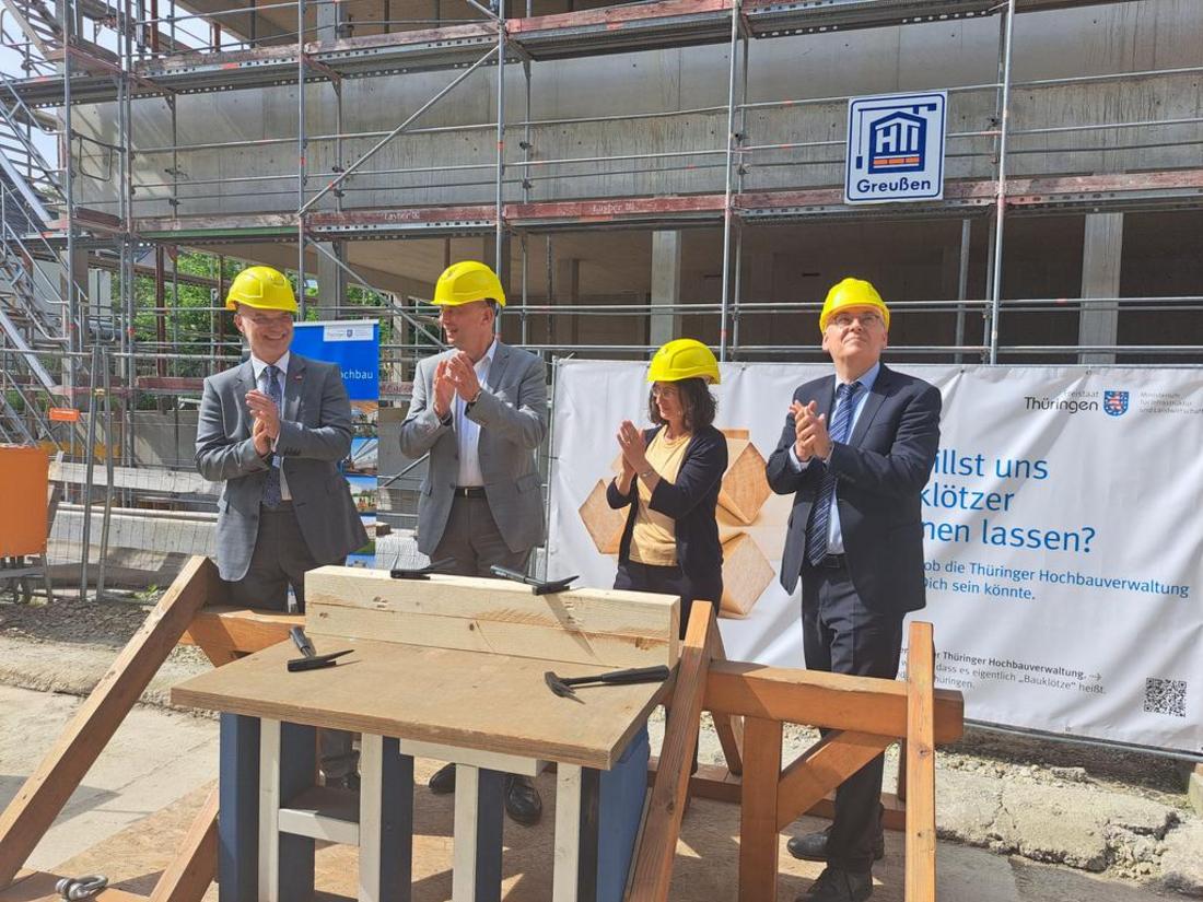 Dr. Horst Henrici (Kanzler, Bauhaus-Uni Weimar), Minister Wolfgang Tiefensee (TMWWDG), Staatssekretärin Prof. Dr. Barbara Schönig und Hans-Karl Rippel (Präsident TLBV)