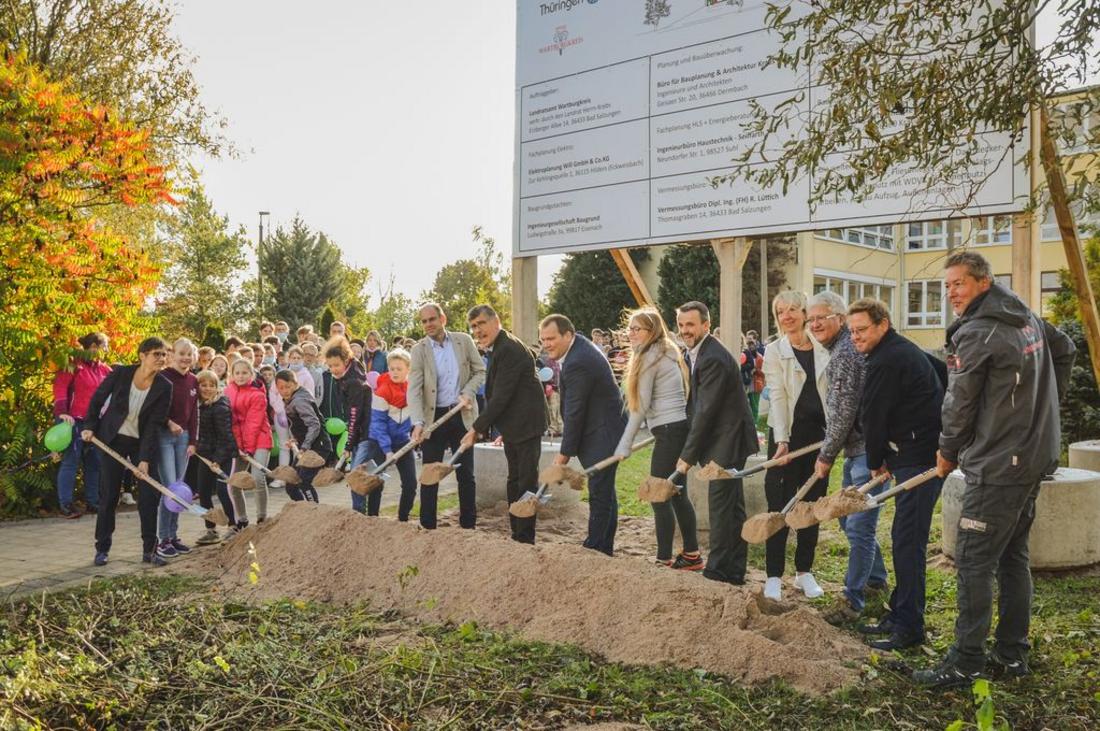 Viele Menschen beim gemeinsamen Spatenstich an der Eichelbergschule in Berka/Werra