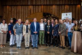Ministerin Susanna Karawanskij, Ministerpräsident Bodo Ramelow, Mitglieder der Jury und Personen aus den teilnehmenden Dörfern