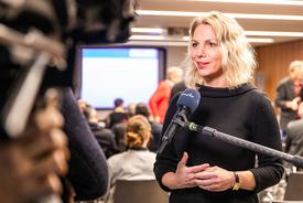 Ministerin Susanna Karawanskij vor Kamera und mdr-Mikrofon