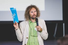 Dipl.-Geograf Steffen Groß von der GRAS* Gruppe stellt die Broschüre "Wie Städte Ihre Zukunft gestalten" vor, die in Zusammenarbeit mit dem TMIL entstanden ist