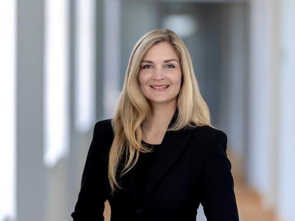 Porttraitfoto, Staatssekretärin Milen Starke lächelt freundlich in die Kamera. Sie hat lange blonde Haare und trägt über einer weißen Bluse einen blauen Blazer.