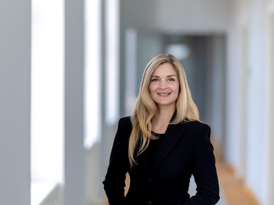 Porttraitfoto, Staatssekretärin Milen Starke lächelt freundlich in die Kamera. Sie hat lange blonde Haare und trägt über einer schwarzen Bluse einen schwarzen Blazer.