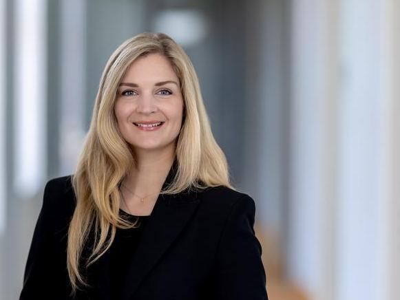 Porttraitfoto, Staatssekretärin Milen Starke lächelt freundlich in die Kamera. Sie hat lange blonde Haare und trägt über einer weißen Bluse einen blauen Blazer.