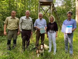 Ministerin Susanna Karawanskij übergibt Ehrenurkunden für besondere Leistungen bei der nachhaltigen Waldbewirtschaftung an Vertreter der Hatzfeldt-Wildenburg‘schen Verwaltung. | Foto: K. Gerling-Zedler (TMIL)