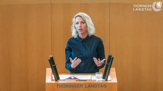 Ministerin Susanna Karawanskij am Rednerpult des Thüringer Landtags bei der Anhörung zur Novellierung der Thüringer Bauordnung am 13. Juni 2024