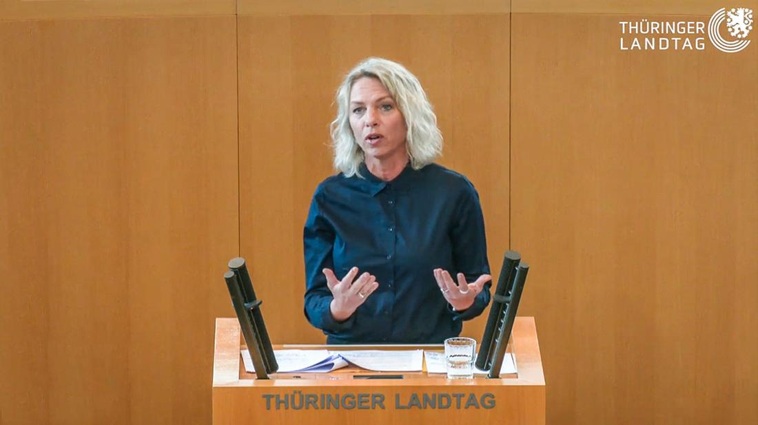 Ministerin Susanna Karawanskij am Rednerpult des Thüringer Landtags bei der Anhörung zur Novellierung der Thüringer Bauordnung am 13. Juni 2024