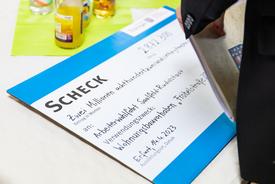 Symbolischer Scheck für das Wohnungsbauvorhaben