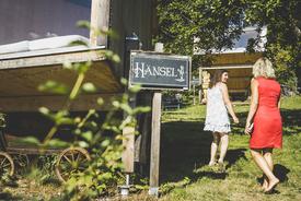Schild mit Beschriftung Hänsel, daneben Frau Arnrich und Ministerin Karawanskij