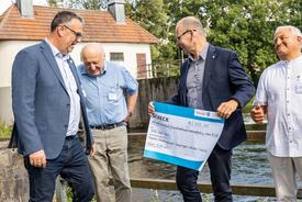 Auch Kahlas Bürgermeister Jan Schönfeld (links) erhielt eine symbolischen Scheck – für die Entwicklung eines Konzepts „Energieregion Südliches Saaletal“
