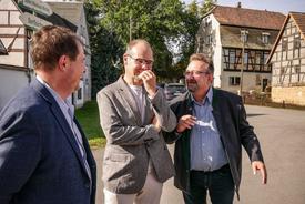 Bürgermeister Hendrik Läbe, Staatsekretär Torsten Weil und Referatsleiter Dr. Olaf Zucht im Dorf Zürchau