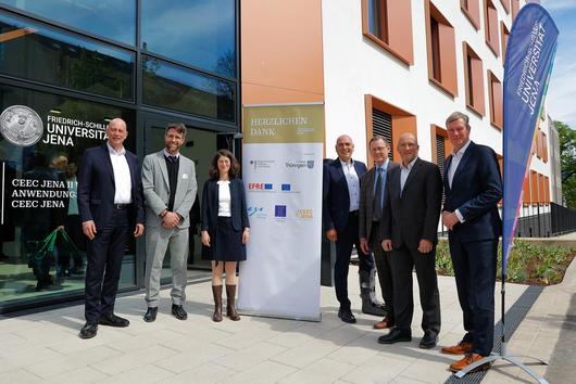 Staatssekretärin Barbara Schönig mit Ministerpräsident Bodo Ramelow und Wissenschaftsminister Wolfgang Tiefensee vor dem neuen Gebäude der FSU Jena