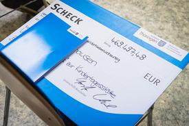 Foto des symbolischen Schecks über 469.497,48 €